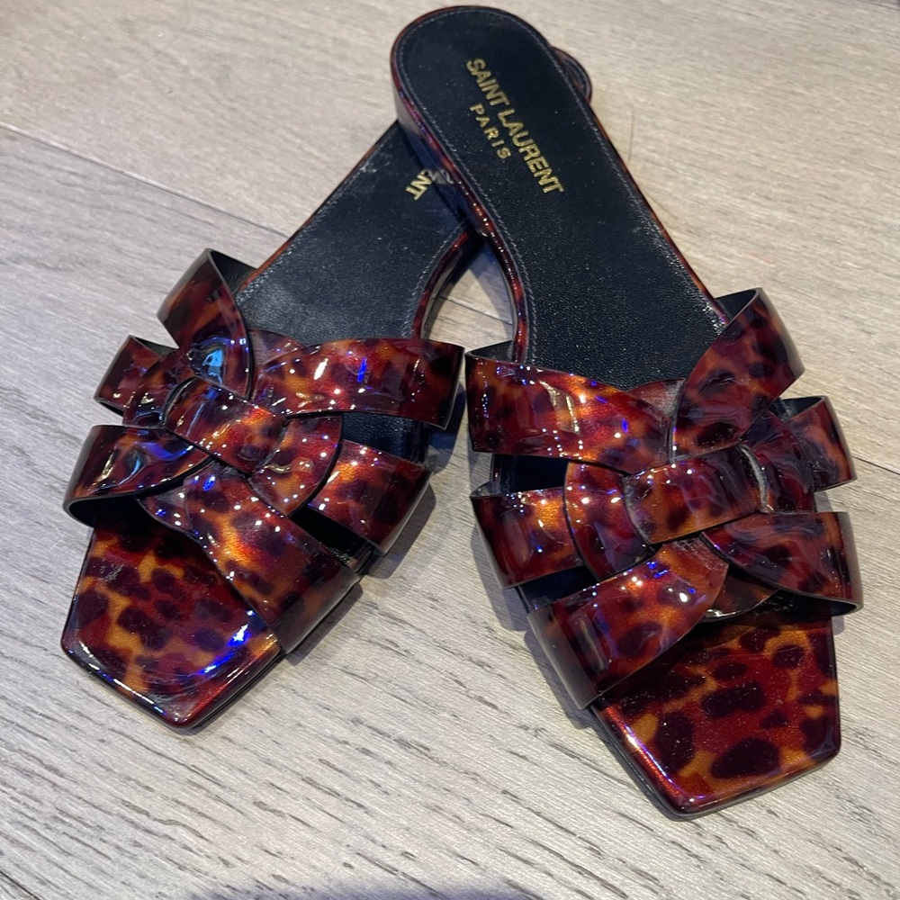 TRIBUTE MULES IN TORTOISESHELL PATENT LEATHER